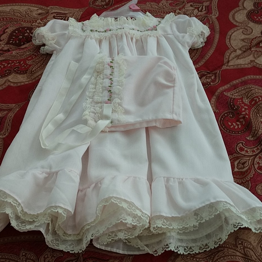 Newborn dress and bonnet